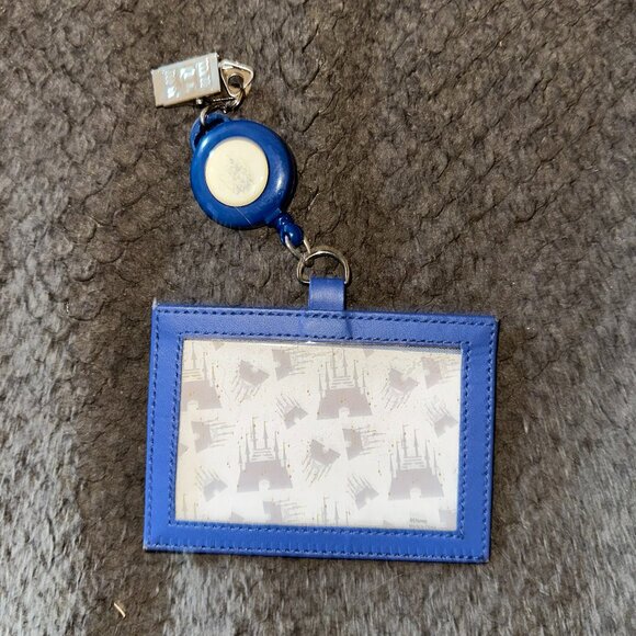 Excellent Disney ID/AP Pass Holder Retractable Lanyard - Picture 1 of 2